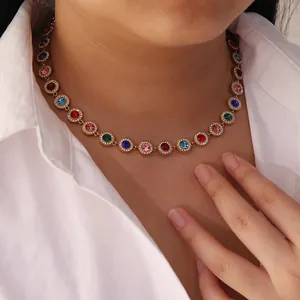 Vue détaillée d'un collier ras du cou en zircone ronde multicolore sur un mannequin