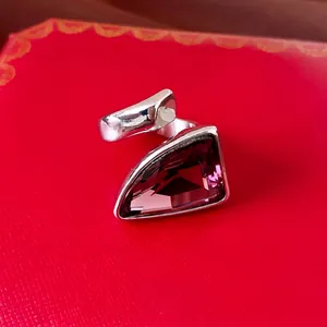 Vintage Silberring mit großem violettem Kristall-Dreieck auf einer roten Luxusbox