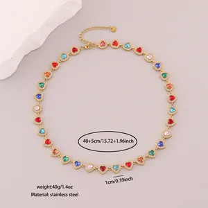 Vue macro détaillée du collier en zircon cœur multicolore avec spécifications de mesure