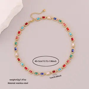 Détail montrant les dimensions du collier en zircon rectangulaire coloré en acier