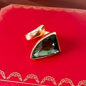 Eleganter Vintage-Ring in Goldoptik mit einem großen, grünen dreieckigen Edelstein
