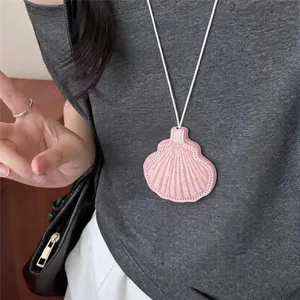 Roze lederen schelphanger ketting voor brilhouder strandstijl minimalistisch