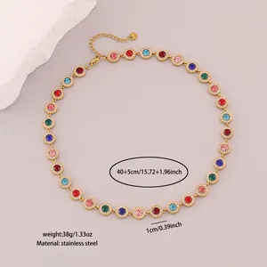 Vue détaillée du collier en zircone ronde multicolore avec paramètres inox