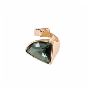 Vintage Goldring offen mit grünem Dreiecksstein, elegantes Damen-Schmuckstück