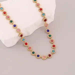 Gros plan d'un collier plaqué or avec des cristaux multicolores et des accents pavés.
