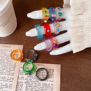 Bunte Harzringe mit mehrfarbiger Strass-Einlage im minimalistischen koreanischen Stil