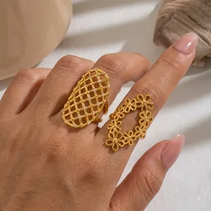 Elegante mit 18 Karat vergoldete Edelstahlringe mit Blumen- und Gittermuster für Damen