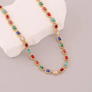 Gros plan détaillé d'un collier de zircons rectangulaires colorés avec un halo brillant