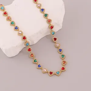 Gros plan détaillé d'un collier en zircone en forme de cœur multicolore de style hip-hop