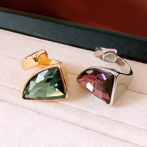 Detailaufnahme von Vintage-Ring-Sets mit dreieckigen grünen und lila Edelsteinen.