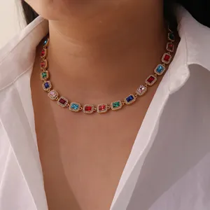 Gros plan d'un luxueux collier en zircon rectangulaire multicolore sur le cou d'un modèle