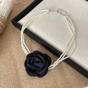 Elegante mehrlagige Perlenkette mit einem großen schwarzen Stoffrosen-Anhänger Choker-Stil