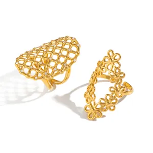 Elegantes Set aus zwei 18 Karat vergoldeten Edelstahlringen mit Mesh und Blumen