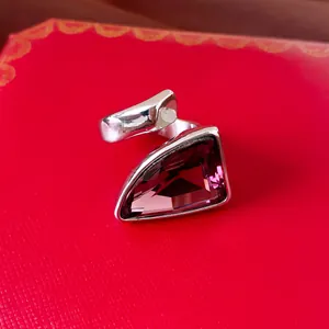 Detailansicht eines silbernen Vintage-Rings mit großem, violettem Dreiecks-Edelstein