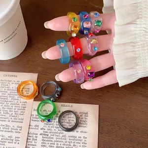 Nahaufnahme von bunten Harzringen mit funkelnden Strasssteinen im schönen Vintage-Stil