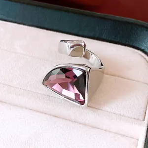 Nahaufnahme eines silbernen Vintage-Rings mit einem großen lila Dreieckskristall