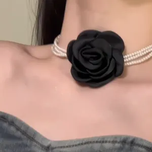 Nahaufnahme von eleganter schwarzer Rosen-Choker-Kette mit mehrlagigen Perlen am Hals