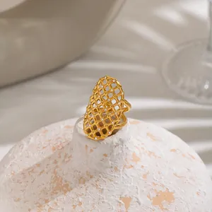 Eleganter 18 Karat vergoldeter Edelstahl-Netzring mit funkelnden Steinen Detailansicht