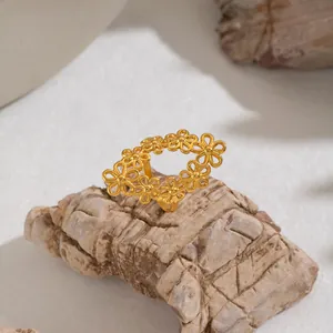 Detailaufnahme eines hohl gearbeiteten Blumenrings, 18K vergoldeter Edelstahl