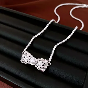 Élégant Collier Pendentif Fleur Noeud en Zirconia Pour Femmes Style Français Luxe Léger Perle Artificielle Chaîne de Clavicule Bijoux