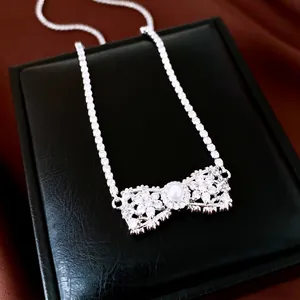 Élégant collier avec pendentif nœud en zircon et perle pour femme style de luxe