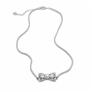 Élégant collier pendentif nœud avec pierres de zircone cubique scintillantes ton argent
