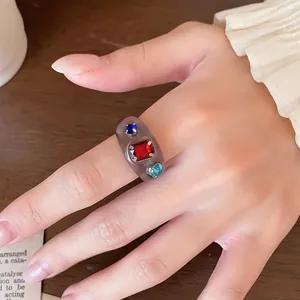 Nahaufnahme eines Harzrings im koreanischen INS-Stil mit bunten, funkelnden Strasssteinen