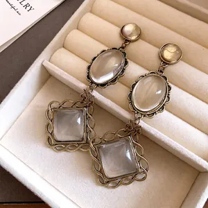 Boucles d'oreilles vintage en métal avec pierres ovales et bordures en dentelle