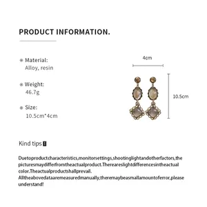 Détails des dimensions et matériaux des boucles d'oreilles vintage en métal et résine