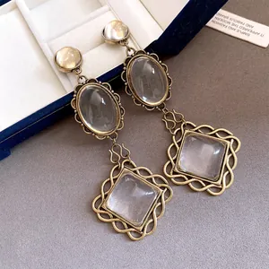 Gros plan de boucles d'oreilles vintage en métal avec pendentifs en pierre de résine