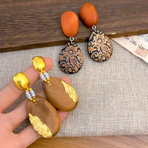 Pendientes étnicos de madera en forma de gota con pan de oro y motivos florales retro