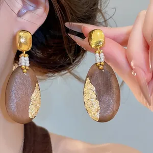 Pendientes étnicos de madera en gota con pan de oro y perlas para mujer, retro chic