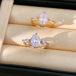 Elegante 18 Karat vergoldete offene Ringe mit ovalem Zirkonia in einer Schmuckschatulle