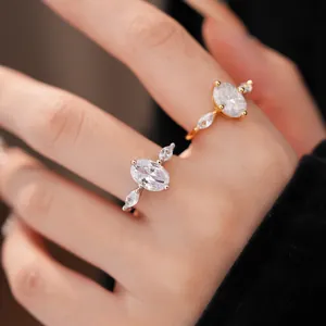 Nahaufnahme von eleganten offenen Ringen mit ovalem Zirkonia in Gold und Silber am Finger