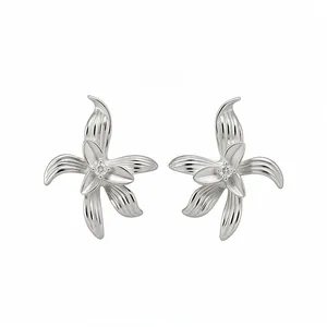 Elegante silberne Blumenstecker mit strukturierten Blütenblättern und Zirkoniastein