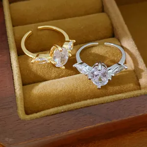 Details von 18 Karat vergoldeten und versilberten verstellbaren Ringen mit Zirkonia.