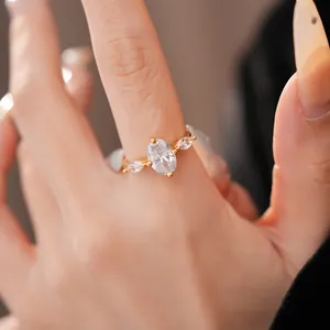 Nahaufnahme eines eleganten 18k vergoldeten offenen Rings mit ovalem Zirkonia