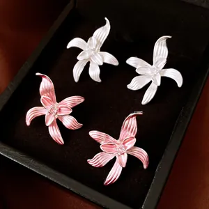 Elegante rosa und weiße Emaille-Blumenohrringe mit Zirkonien in einer Schmuckschatulle
