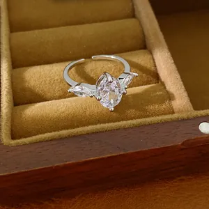 Makrodetail eines eleganten 18k vergoldeten ovalen Zirkon-Rings in einer Samt-Schmuckschatulle