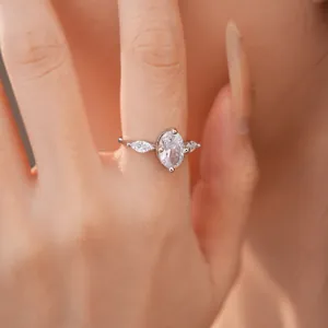 Nahaufnahme eines eleganten Rings mit ovalem Zirkonia und seitlichen Marquise-Steinen