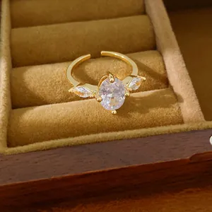 Nahaufnahme des Details der 18k vergoldeten ovalen Zirkoniasteine auf einem offenen Ring