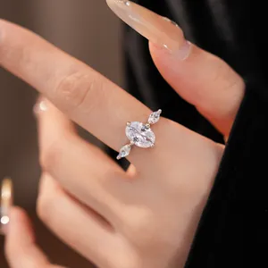 Detaillierte Makroansicht eines eleganten, 18 Karat vergoldeten ovalen Zirkonia-Rings