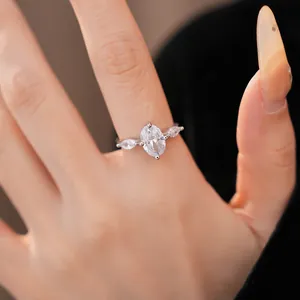 Elegante Nahaufnahme eines verstellbaren Rings mit ovalem Zirkonia-Stein