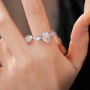 Nahaufnahme eines eleganten, 18 Karat vergoldeten Rings mit funkelndem ovalem Zirkonia