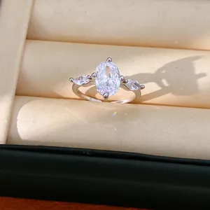 Makrodetail eines 18k vergoldeten offenen Rings mit elegantem ovalen Zirkonia-Mittelstein
