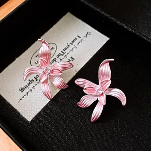 Detailansicht eleganter rosa Emaille-Blumenohrringe mit einem Zirkonia-Zentrum