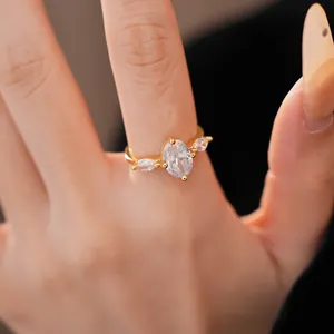 Detailaufnahme eines eleganten 18k vergoldeten offenen Rings mit ovalem Zirkon.
