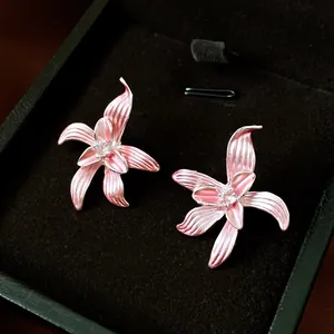 Detailansicht der rosafarbenen Emaille-Blumenohrringe mit Zirkonia-Zentrum in Box