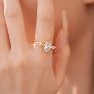 Nahaufnahme eines eleganten 18 Karat vergoldeten ovalen Zirkonia Rings am Finger
