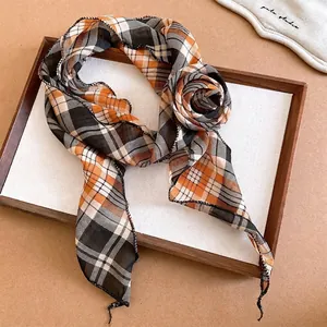 Eleganter karierter Schal in Maillard-Farben mit stilvollem Rosen-Styling